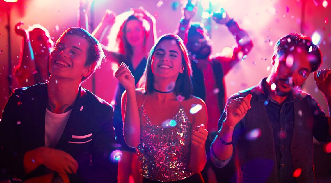La Magie d'une soirée réussie et Animation Magie pour adulte avec le mieux noté Dj 27 à 27400 Louviers dans Eure Dj mariage 27 le mieux noté animation anniversaire à 27400 Louviers Evreux Pacy-sur-Eure Beuzeville Gaillon Vernon Gisors