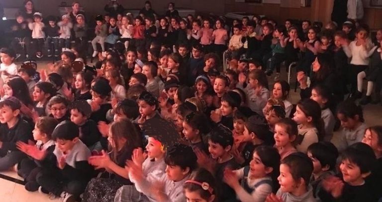 Pour 30 à 800 élèves d'école ou centre de loisirs, le magicien Charles Ams est intervenant spectacle scolaire magie du 92 à 92120 Montrouge Public de 800 élèves d'école et centre de loisirs, le magicien Charles Ams est intervenant spectacle scolaire magie du 92 à 92120 Montrouge