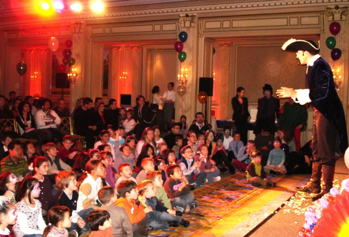 Spectacle Arbre de Noel pour entreprise avec 200 enfants. Spectacle tout public de magie pour enfant à Sartrouville 78500 Spectacle Arbre de Noel à Sartrouville 78500 dans les Yvelines pour entreprise: Animation Magie tout Public enfants et adultes enchantés