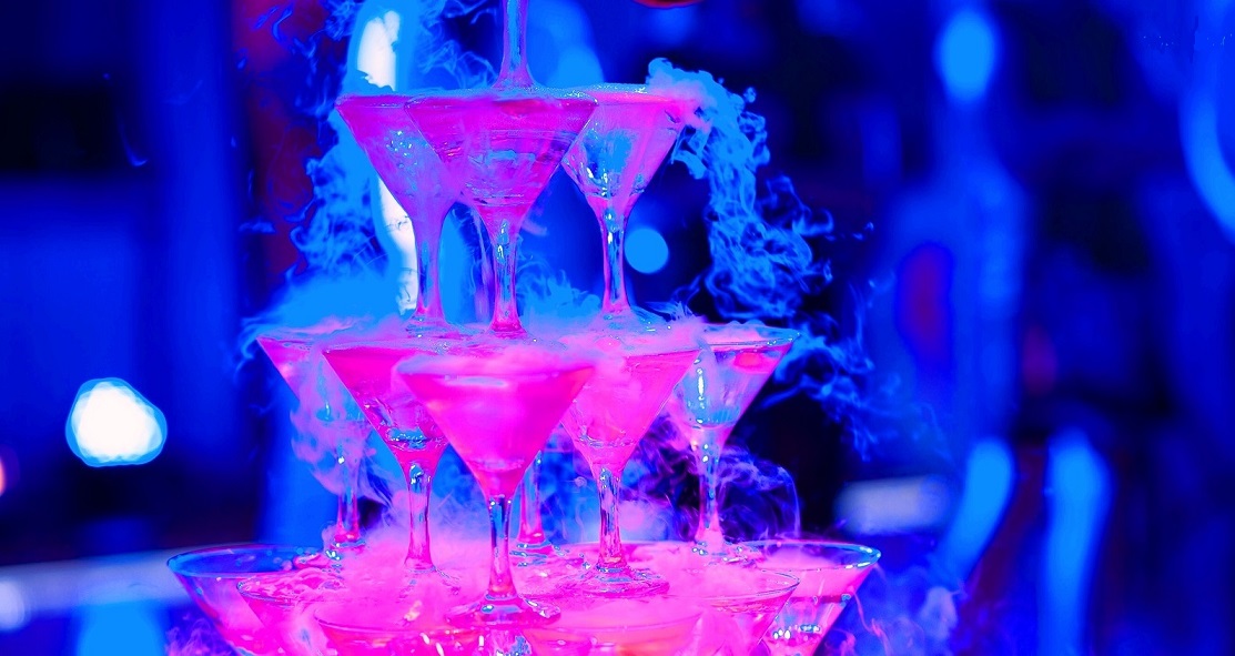 Création de lumières pour cocktail lors de réceptions avec le mieux noté des animateurs dj mariage 78 Les Yvelines à 78120 Rambouillet Le meilleur animateur dj mariage 78 du département Les Yvelines à 78120 Rambouillet avec ses superbes éclairages de salle et cocktail
