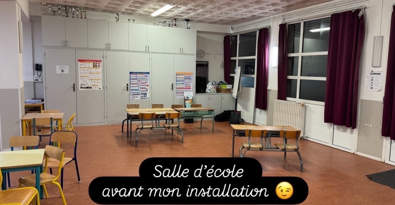 Salle d'une école primaire avant le montage du Théâtre de Magie enfant de ce magnifique spectacle scolaire 92 à 92240 Malakoff Magnifique spectacle scolaire 92 à 92240 Malakoff dans les Hauts-de-Seine idéal pour maternelle école primaire ALSH centre de loisirs