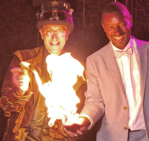 Magie du feu avec des invités de Mariage qui ont des Flammes géantes dans leurs mains. C'est une animation spectaculaire et inoubliable 