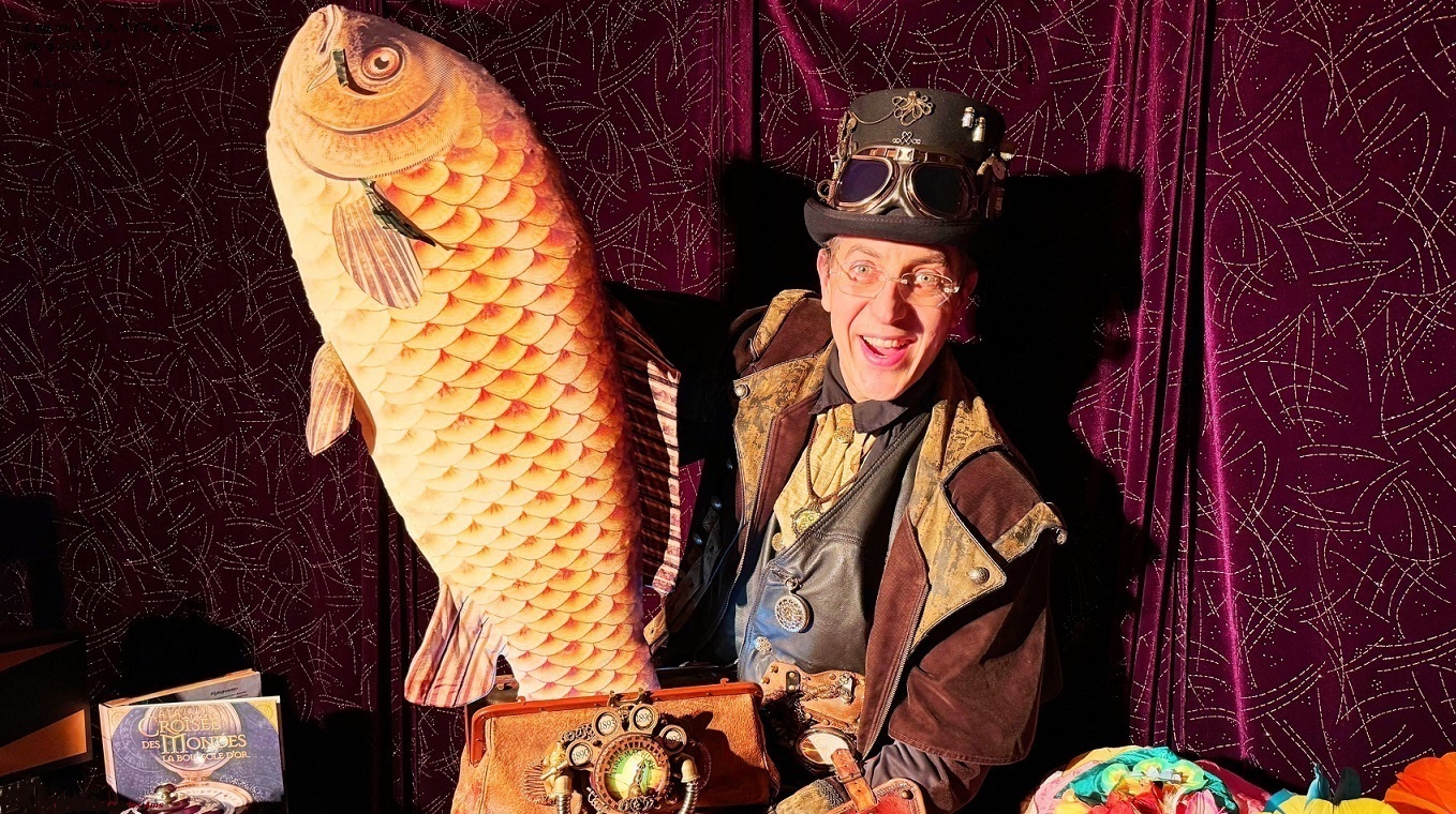 Le magicien avec des apparitions fabuleuses dans ce fantastique et féerique spectacle scolaire 92 maternelle 92150 Suresnes Hauts-de-Seine Intervenant spectacle scolaire 92 le mieux noté par les écoles maternelles primaires ALSH centres de loisirs à 92150 Suresnes Hauts-de-Seine