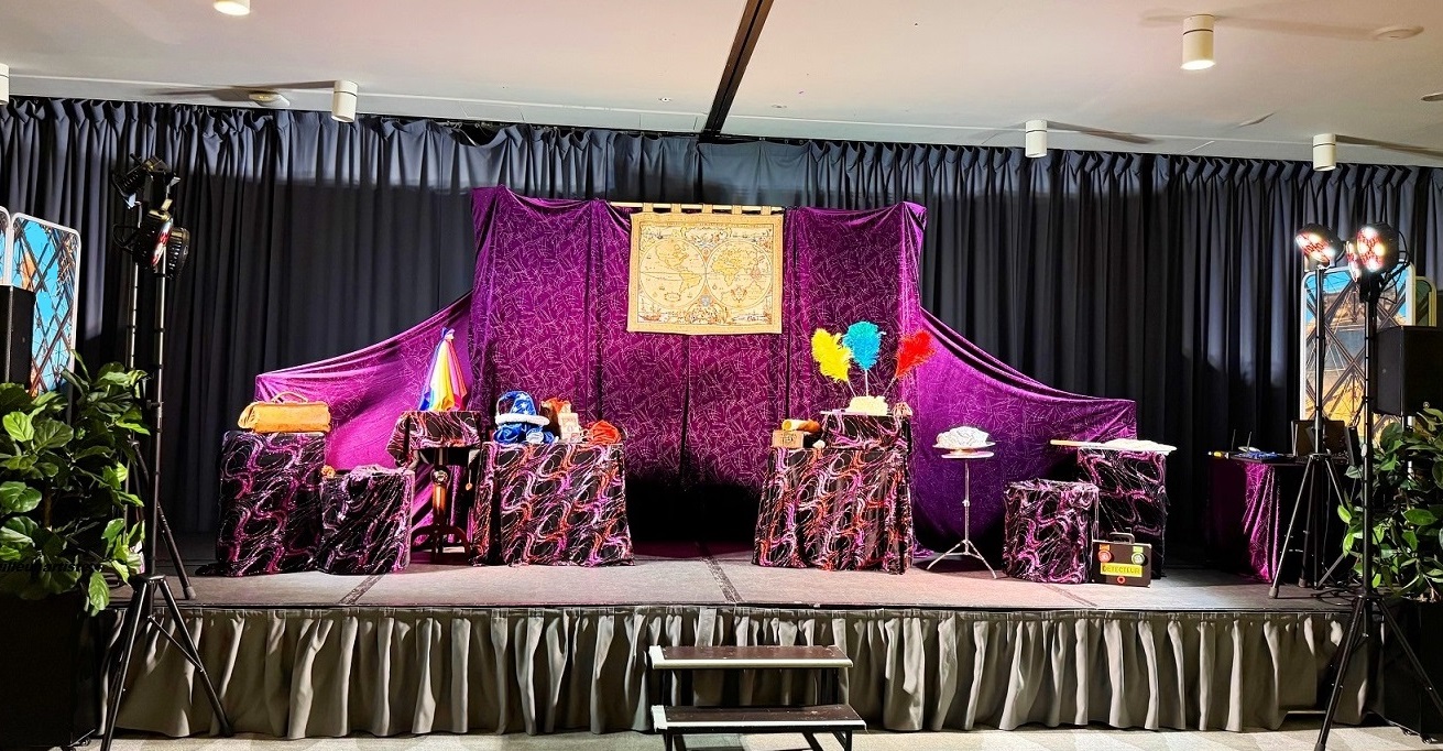 Même de grande scène vide se métamorphosent en beau Théâtre pour ce spectacle scolaire de magie 92 pour école et ALSH à 92400 Courbevoie Meilleur spectacle scolaire magie 92 pour 1500 élèves d'école maternelle, primaire et centre de loisirs à 92400 Courbevoie Hauts-de-Seine