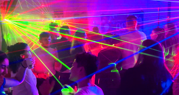 Les danseurs s'amusent et rient dans les lasers du Dj et de l'excellent MAGICIEN 27 en Eure lors animation de Mariage à 27210 Beuzeville