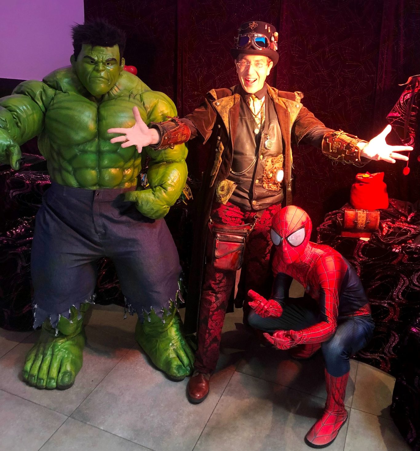 Avec les Supers Héros Magicien 94 cadeaux enfant anniversaire à domicile Paris 75 Vincennes Saint Mandé Versailles 78 Rambouillet Neuilly sur Seine 92 Evry 91