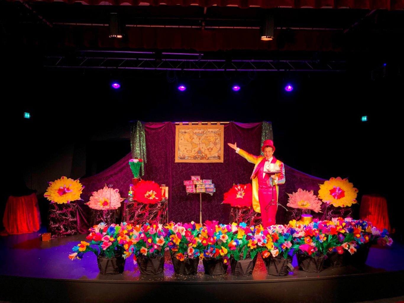 Spectacle en Théâtre Magicien 91 réalise à Etampes 91 en Essonne un spectacle de magie pour enfant. Spectacle coloré, superbe costume de Charles Ams Magicien 91