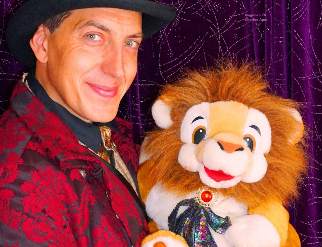 Léo le lion qui parle : Spectacle de Ventriloquie et magie pour école à Marly-le-Roi 78160 commune des Yvelines Département 78 Spectacle Ventriloquie et magie en centre de loisirs à Marly le Roi 78160 une ville des Yvelines: Meilleur Spectacle Jeune Public primé