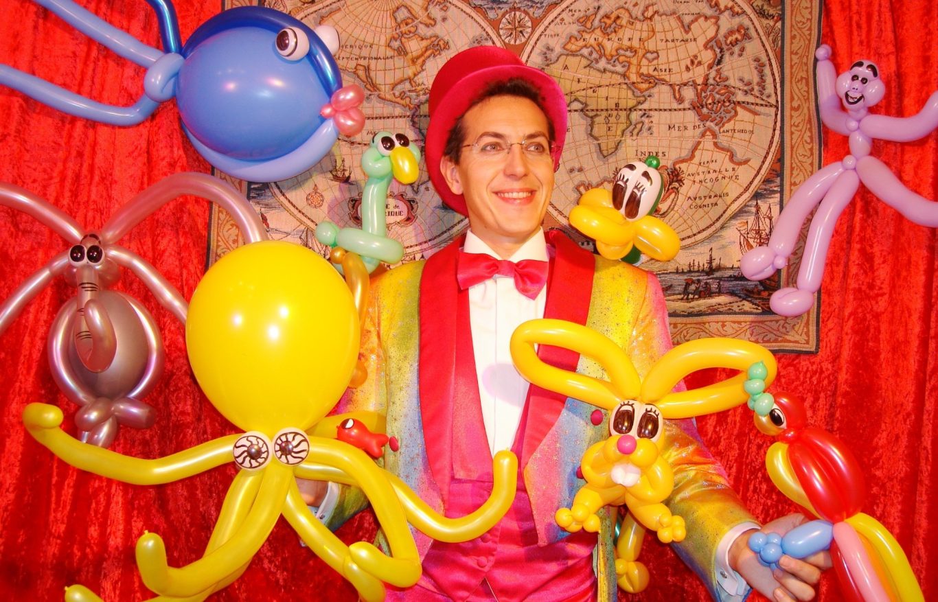 Spectacle magique de sculpture de ballons et ateliers créatifs pour les centres de loisirs des Yvelines à Poissy 78300 Spectacle magique de sculpture sur ballons et Ateliers Magie pour les centres de loisirs des Yvelines avec le magicien 78 à Poissy