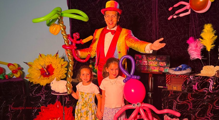 Des cadeaux artistiques offerts par Charles Ams le meilleur magicien 75 pour école à 75016 Paris centre de loisirs Spectacle pédagogique Charles Ams et des enfants heureux avec son spectacle pédagogique pour école centre de loisirs à Paris 75002 Magie enfant à domicile 75