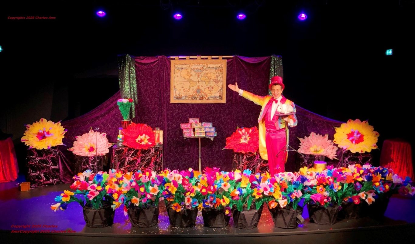Grand Théâtre de magie sur scène d'une salle d'école et centre de loisirs à 75000 Paris avec spectacle jeune public du magicien 75 Grand Théâtre de magie sur scène d'une salle d'école et centre de loisirs à 75000 Paris avec spectacle jeune public du magicien 75