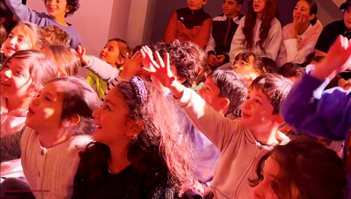 Enfants émerveillés devant ce merveilleux spectacle magie école centre de loisirs. Meilleur Magicien 93 en Seine-Saint-Denis Enfants émerveillés devant ce merveilleux spectacle magie école centre de loisirs. Meilleur Magicien 93 en Seine-Saint-Denis