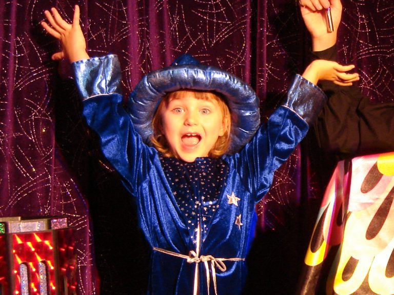 Bonheur de réussir !!! Enfant déguisé par le magicien 28 pour spectacle de magie jeune public en école, centre de loisirs à Chartres 28000 en Eure-et-Loir.
