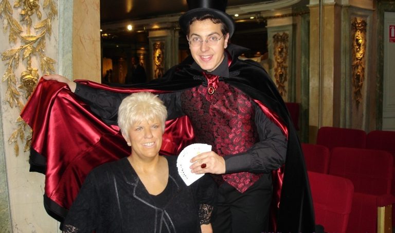 Mimie Mathy avec Charles Ams: prestation magie close-up pour soirée et réception CE d'entreprise à 28000 Chartres du Magicien 28 Le Magicien soirée entreprise 28 avec sa belle magie close-up pour cocktail et réception CE et collectivité à 28000 Chartres