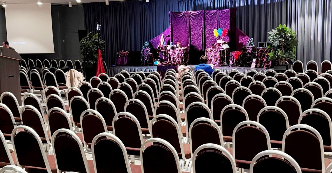 Spectacle magie enfant pour Arbre de Noël. Meilleur magicien 28 en Eure-et-Loir pour école centre de loisirs ALSH à 28000 Chartres Spectacle magie enfant pour Arbre de Noël. Meilleur magicien 28 en Eure-et-Loir pour école centre de loisirs ALSH à 28000 Chartres