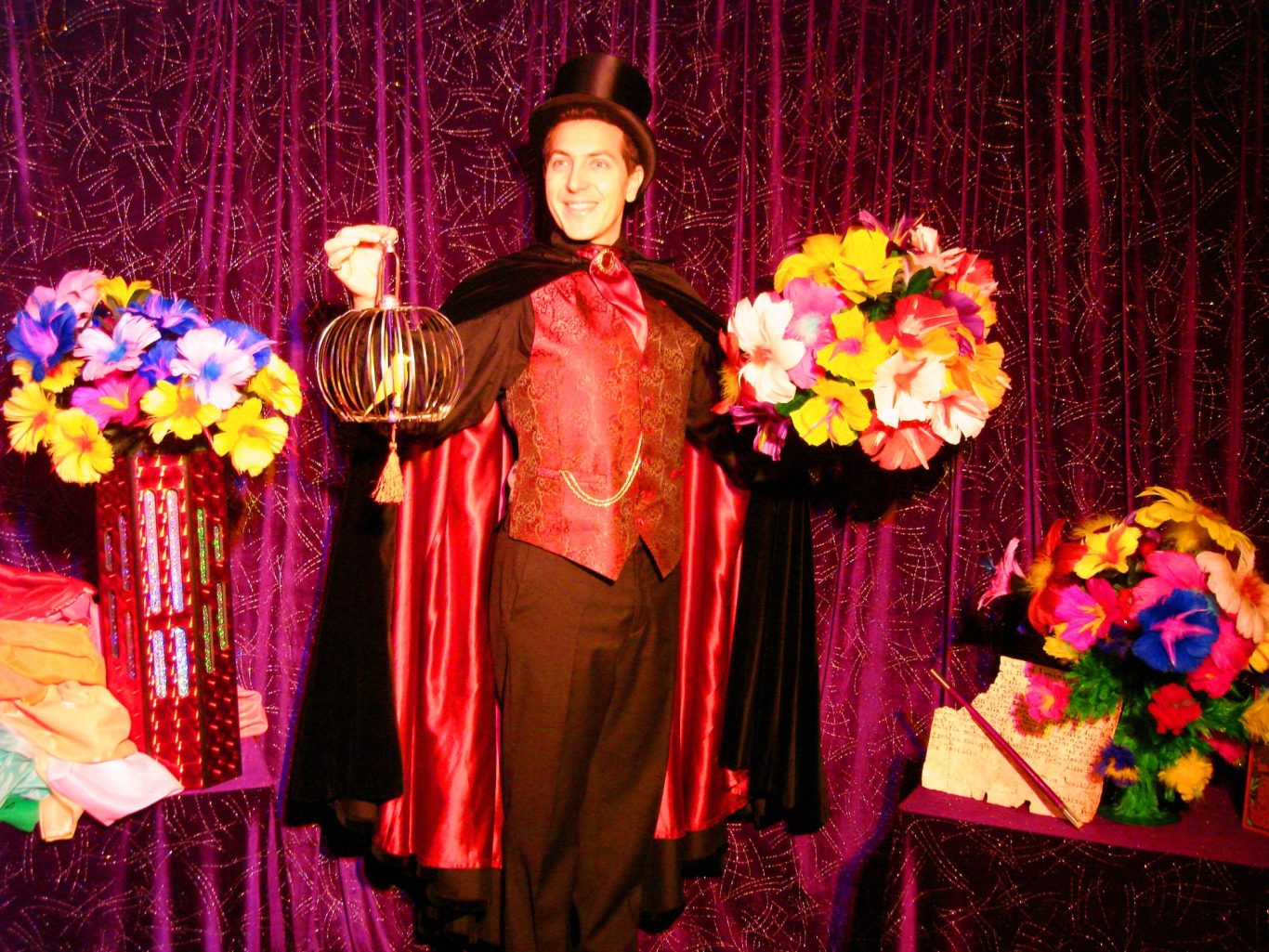 Élégant Magicien Mandrack en spectacle Magie pour enfant à Vernon 27200 dans l'Eure Magicien 27 pour spectacle magie enfant en école, centre de loisirs à Vernon 27200 en Eure. Apparition élégante de lapin, fleur et soieries