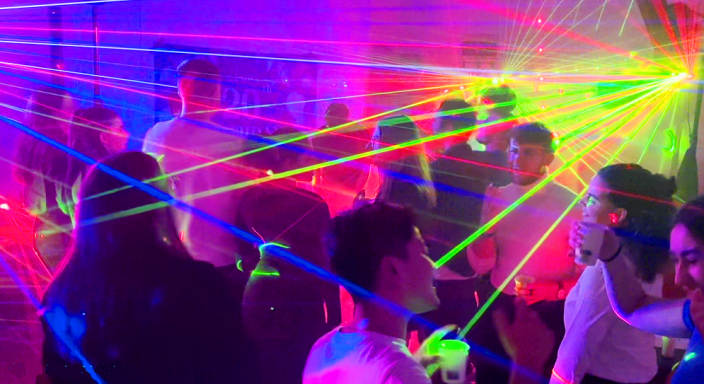 Les danseurs rient dans les lasers du bon magicien 28 en Eure-et-Loir lors animation de Mariage à 28100 Dreux