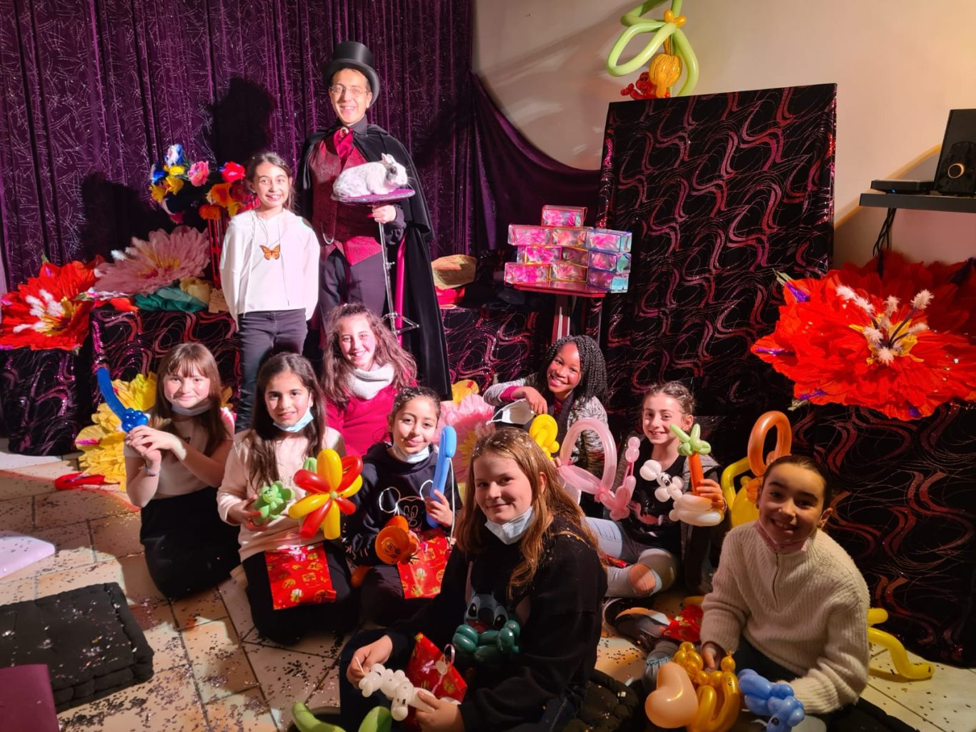 Théâtre de Magie à domicile avec éclairage, sonorisation, décor magique du Magicien 91 à 91570 Bièvres Bon Magicien 75 spectacle magie enfant à domicile sur Paris 75 Chartres 28 Versailles 78 Rambouillet 92 Neuilly sur Seine 91570 Bièvres