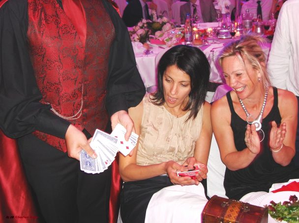 Rires et émerveillement assurés avec le Meilleur Magicien 28 en Magie Close up pour Mariage de qualité Haut-de-gamme à 28100 Dreux Rires et émerveillement assurés avec le Meilleur Magicien 28 en Magie Close up pour Mariage de qualité Haut-de-gamme à 28100 Dreux