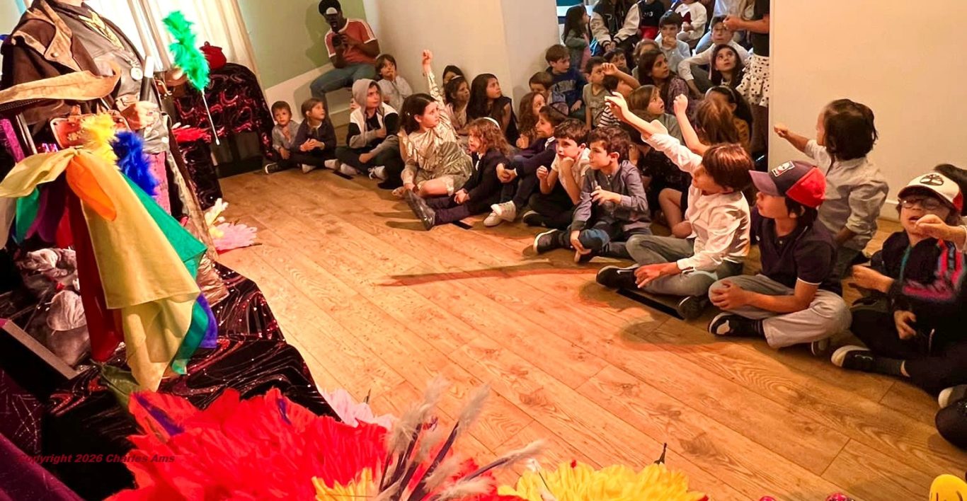 Spectacle de Magie anniversaire pour enfants à domicile: Magicien 75 en costume de pirate pour école et centre de loisirs à 75017Paris Spectacle de Magie anniversaire pour enfants à domicile: Magicien 75 en costume de pirate pour école et centre de loisirs à 75017 Paris