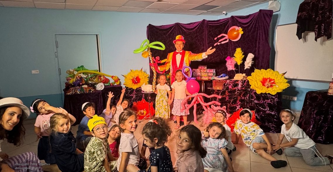 Spectacle jeune public pédagogique en milieu scolaire ACM Centre de loisirs en Seine-Saint-Denis à 93100 Montreuil. Magicien 93 Spectacle jeune public pédagogique en milieu scolaire ACM Centre de loisirs en Seine-Saint-Denis à 93100 Montreuil. Magicien 93