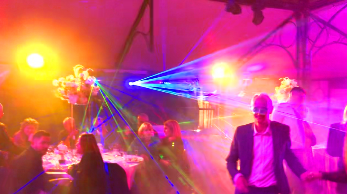 Magnifiques éclairages de votre salle, des murs, tables et buffets avec le mieux noté Dj 78 mariage à 78120 Rambouillet Les Yvelines Le meilleur dj 78 pour mariage à Versailles et 78120 Rambouillet département Les Yvelines