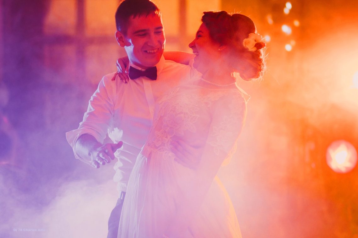 Mise en Lumière de votre Mariage grâge aux nouveaux éclairages télécommandés du Dj mariage 78 Les Yvelines à 78490 Galluis Dj 78 Les Yvelines Mariage Animation Anniversaire Saint-Germain-en-Laye le Vésinet Rambouillet Versailles Chatou à Galluis 78490