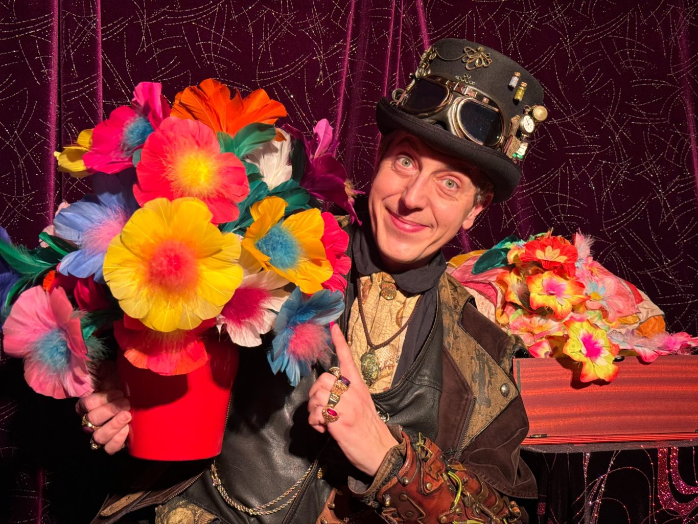 Charles Ams en Costume Le Magicien 95 pour spectacle magie enfant en école, centre de loisirs à Argenteuil 95100 en Val d'Oise. Apparition de Fleurs magiques