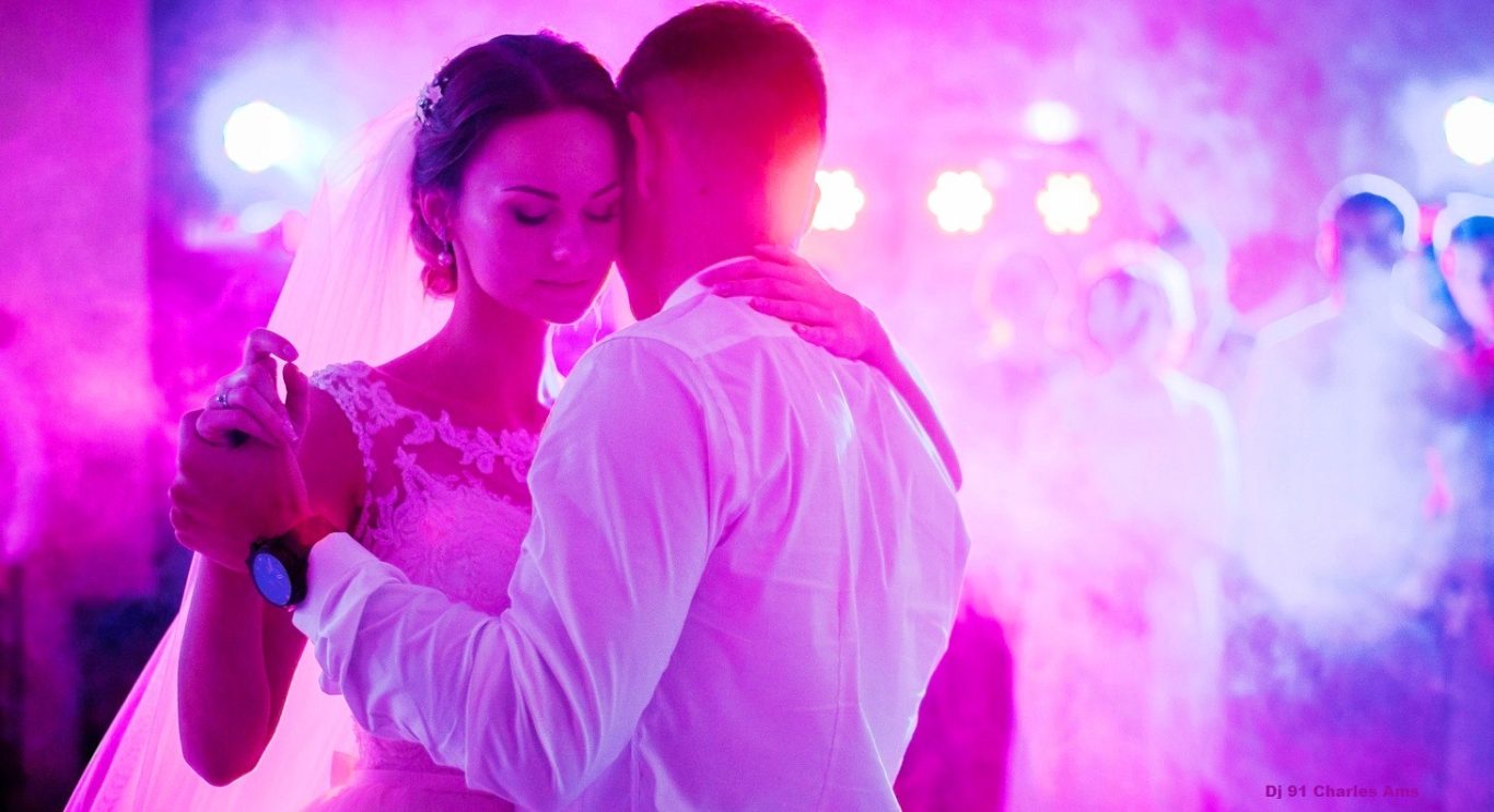 Éclairages télécommandés depuis la régie de Charles Ams le Dj 91 pour Mariage à 91460 Marcoussis Dj 91 Mariage animation et magicien en Essonne à Igny Dourdan Palaiseau Saclay Etampes Mennecy Bièvres Evry et 91460 Marcoussis