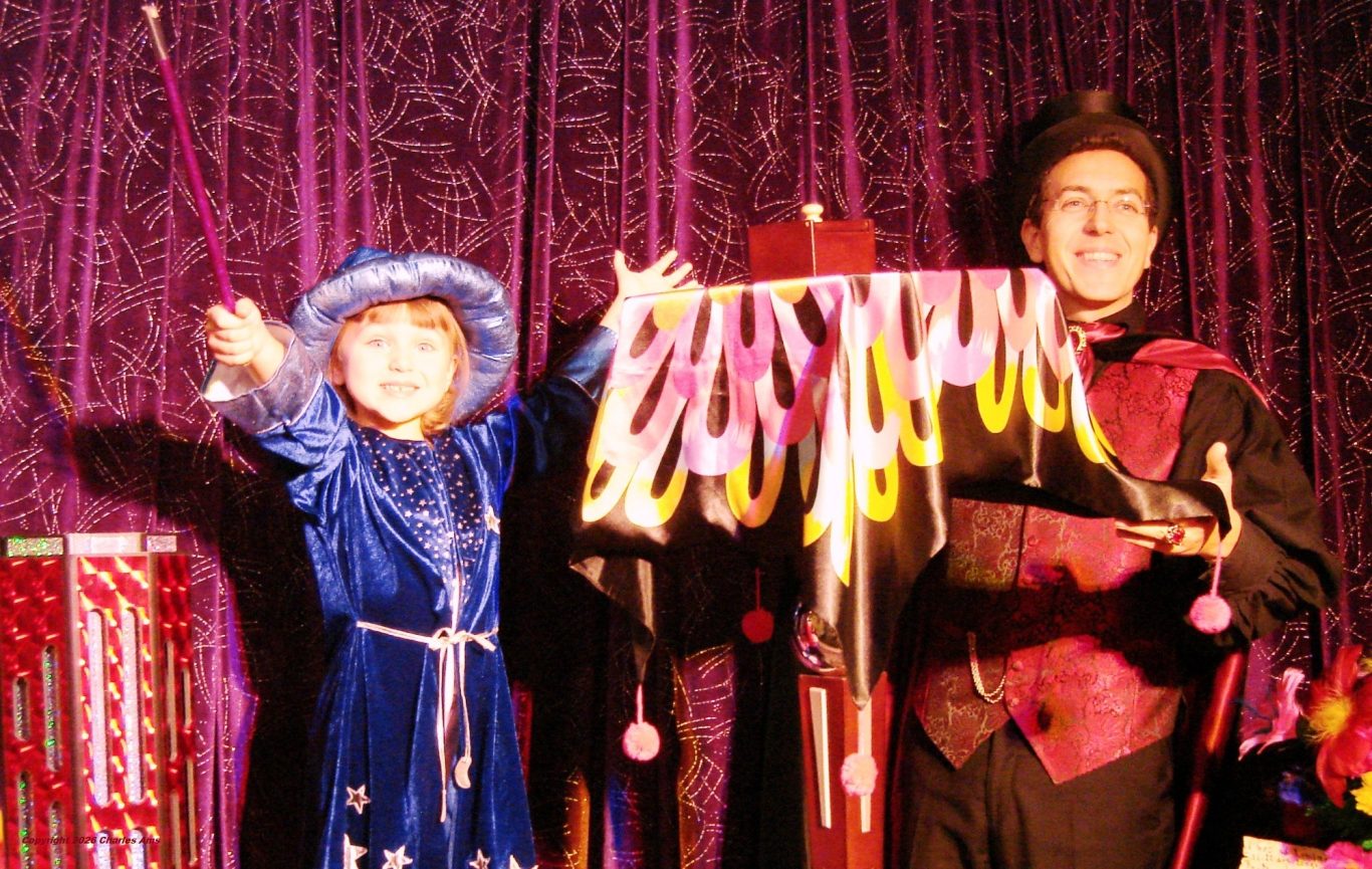 La fantastique Table Volante: Inventée par le Magicien 75 dans spectacle magie enfant école et centre de loisirs à 75000 Paris La fantastique Table Volante: Inventée par le Magicien 75 dans spectacle magie enfant école et centre de loisirs à 75000 Paris