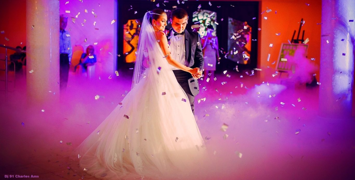 Ouverture de bal dans les belles lumières lors d'un mariage animé par Dj 91 à Lardy 91330 Dj 91 Mariage animation et magicien en Essonne à Igny Dourdan Palaiseau Saclay Etampes Mennecy Bièvres Evry et Lardy 91330