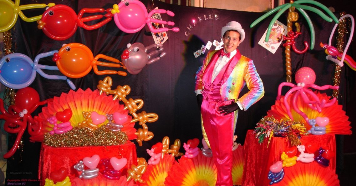 Charles Ams en costume arc-en-ciel : Spectacle magie enfant pour école centre de loisirs ALSH Magicien 28 centre de loisirs 28200 Châteaudun Charles Ams en costume arc-en-ciel : Spectacle magie enfant pour école centre de loisirs ALSH Magicien 28 centre de loisirs 28200 Châteaudun