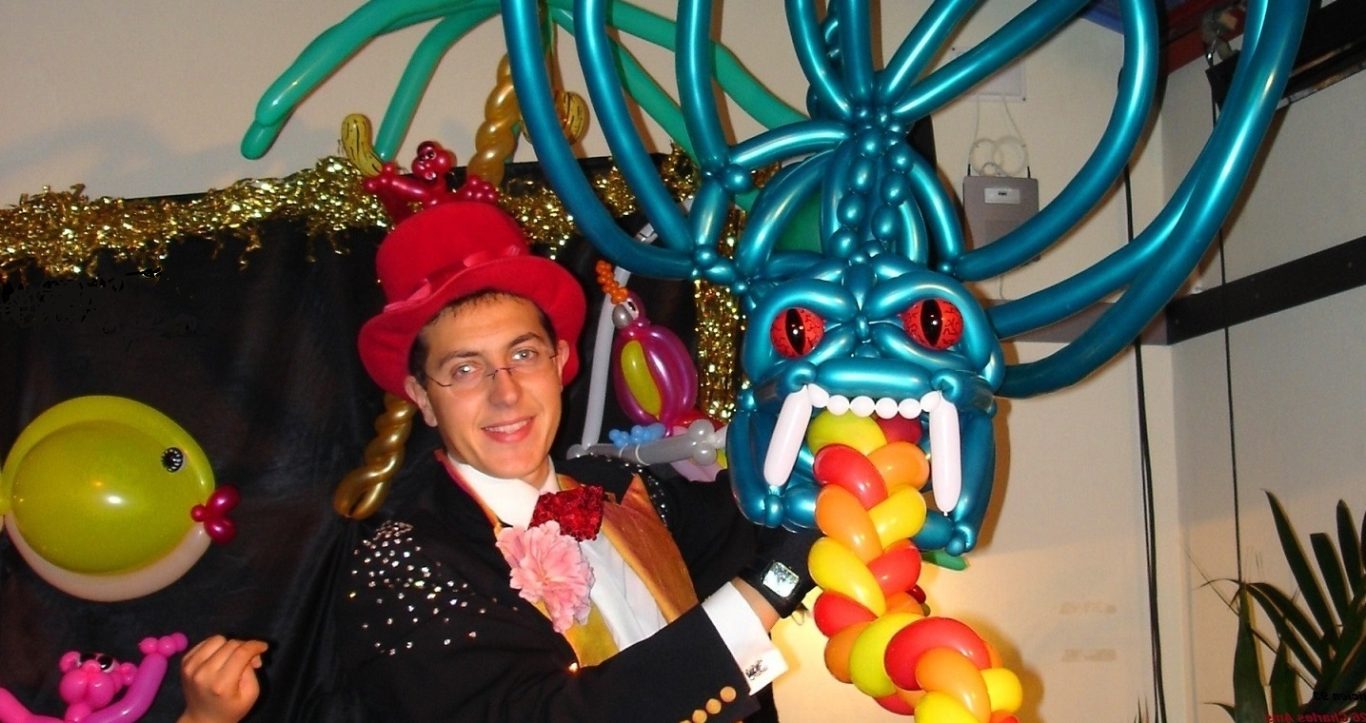 Sculpture géante en ballons crée par Charles Ams le meilleur magicien 27 intervenant maternelle école centre de loisirs ALSH à 27000 Evreux Sculpture géante en ballons crée par Charles Ams le meilleur magicien 27 intervenant maternelle école centre de loisirs ALSH à 27000 Evreux