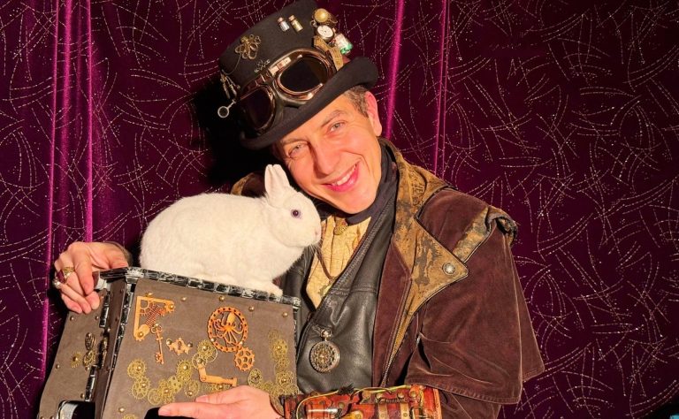 Apparition d'un adorable lapin blanc vivant pendant ce beau spectacle de magie scolaire pour centre de loisirs et écoles à 92330 Sceaux Apparition d'un adorable lapin blanc vivant pendant ce beau spectacle de magie scolaire pour centre de loisirs et écoles à 92330 Sceaux