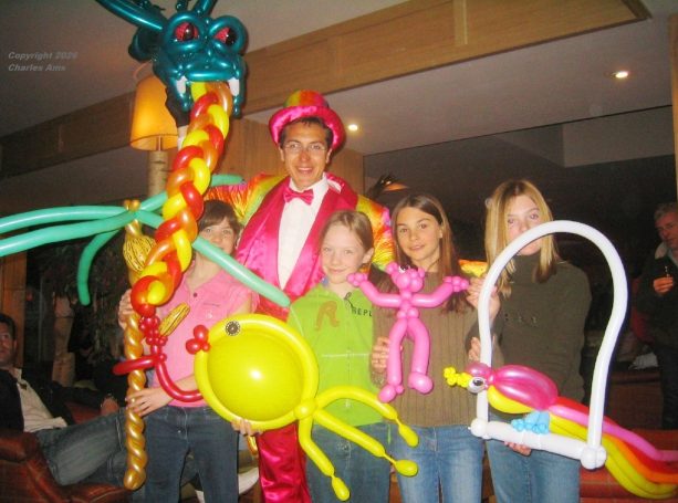 Sculpture sur ballons pour invités d'un mariage à 93230 Romainville : Spectacle magie enfant école centre de loisirs Le Meilleur Magicien 93