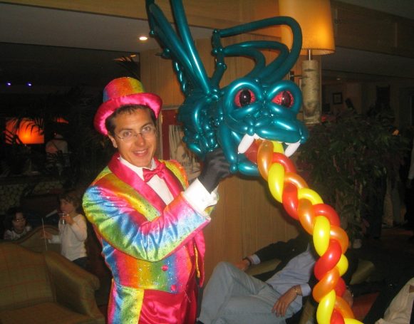 Extraordinaire sculpture de ballon inventée par Charles Ams le meilleur magicien du 27 Eure à 27000 Évreux magicien pour ALSH