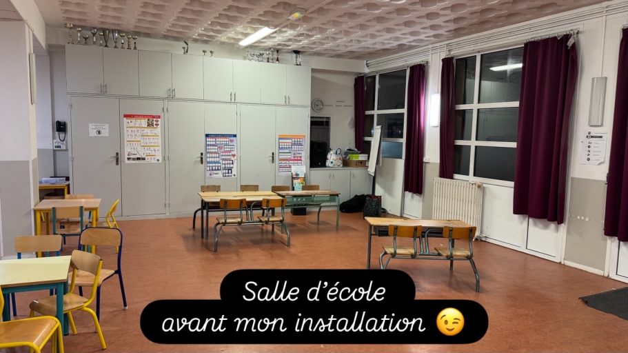 Salle vide avant montage du Spectacle magie pour école 75 centre de loisirs à Paris 75 001 magicien recommandé anniversaire à domicile Spectacle magie pour école 75 centre de loisirs à Paris 75 001 magicien recommandé anniversaire à domicile fête arbre de Noël