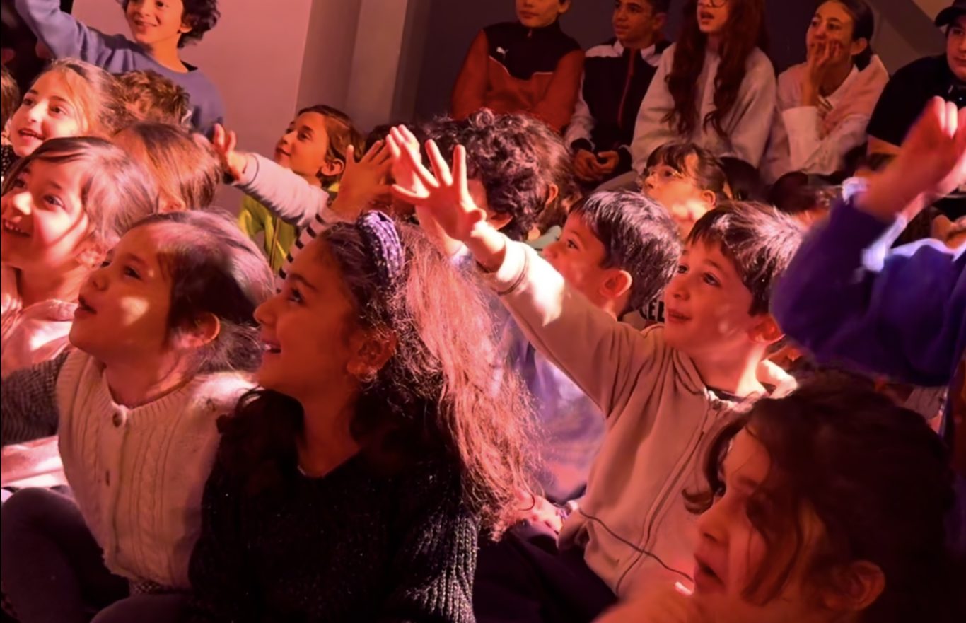 Participation des Enfants Rires et participation des enfants lors de spectacle magie en école avec le Magicien 92 à Neuilly-sur-Seine 92200 dans les Hauts de Seine.