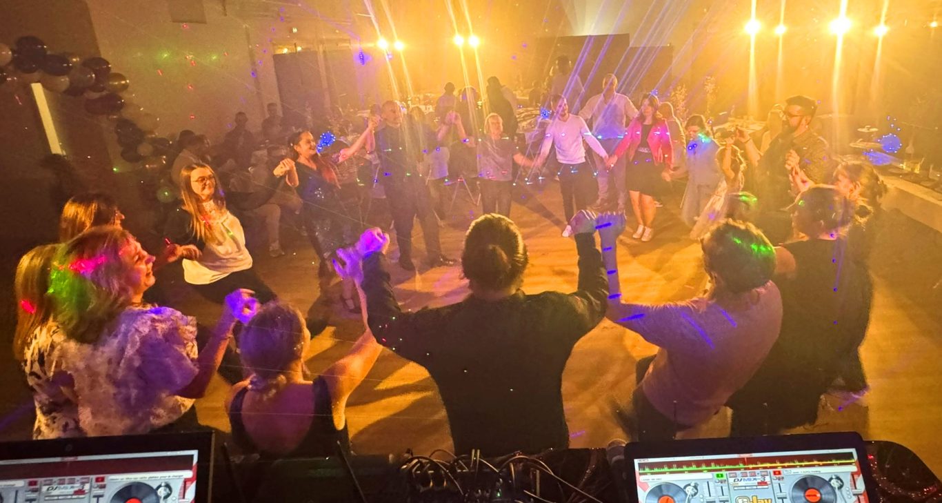 Ambiance garantie pour mariage réussi, événement, soirée d'entreprise, anniversaire avec le meilleur magicien 93 à 93360 Neuilly-Plaisance Ambiance garantie pour mariage réussi, événement, soirée d'entreprise, anniversaire avec le meilleur magicien 93 à 93360 Neuilly-Plaisance