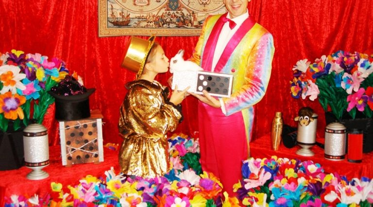 Un élève de CE1 fait de la magie avec Charles Ams et embrasse le lapin du spectacle scolaire pour son école primaire à 92270 Bois-Colombes Un élève de CE1 fait de la magie avec Charles Ams et embrasse le lapin du spectacle scolaire pour son école primaire à 92270 Bois-Colombes