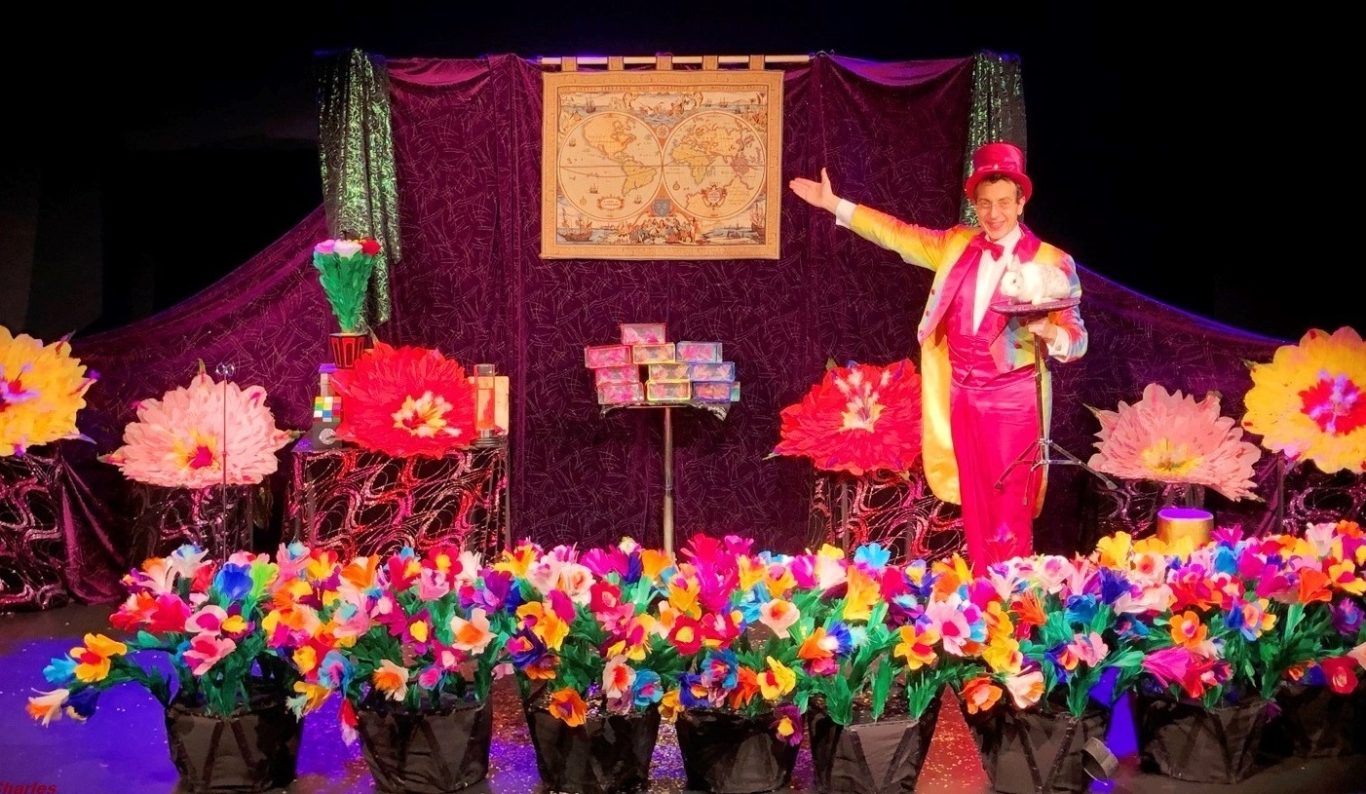 Grand Spectacle Magie Jeune Public coloré avec décor, éclairage et sonorisation fournis par Charles le Magicien 78 pour école maternelle Magicien 78 les Yvelines Spectacle Magie Enfant 78000 Versailles Rambouillet Chatou Le Vésinet Maisons Laffitte Mantes Jouy-en-Josas
