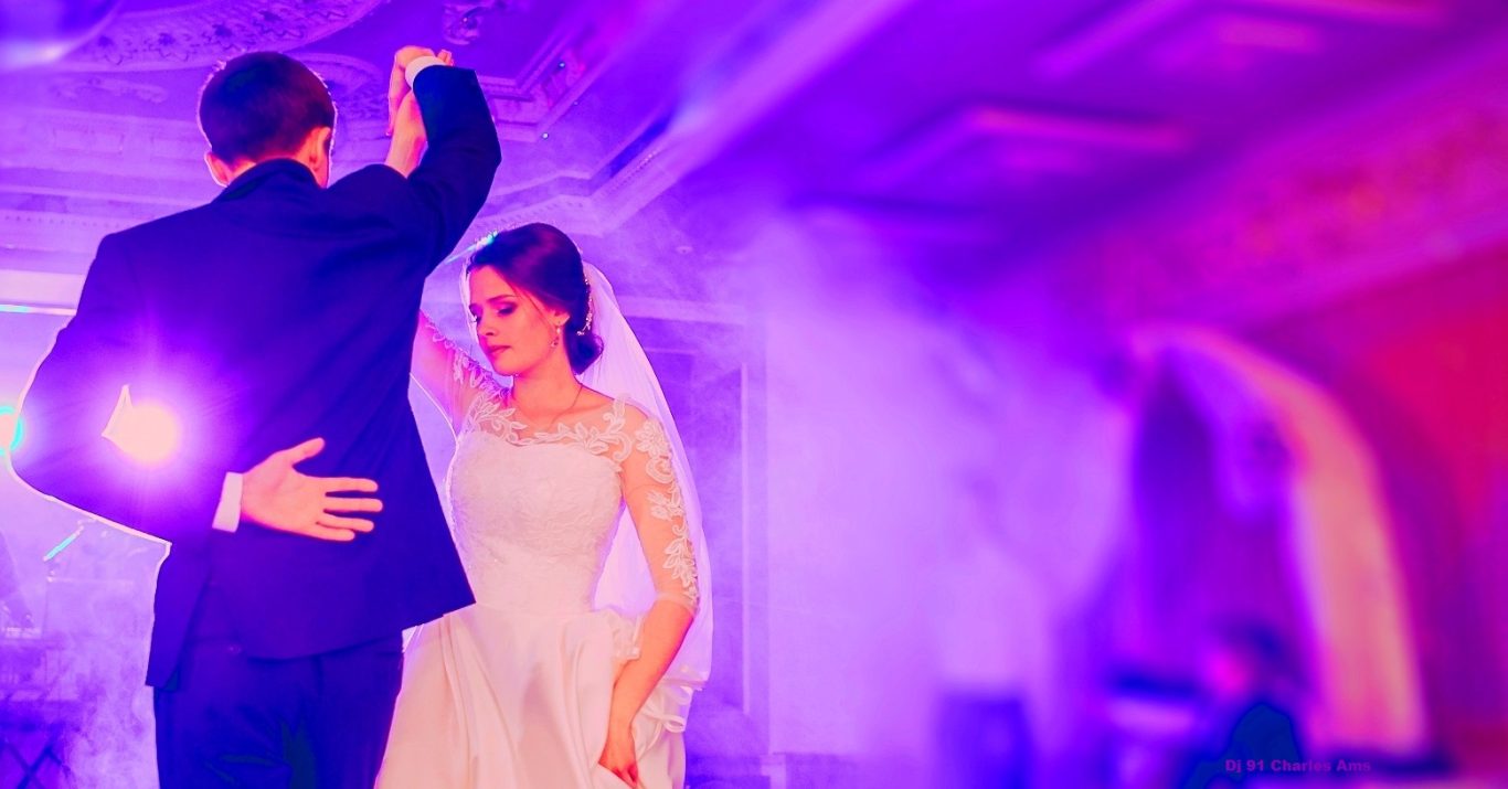 Ouverture de Bal de Mariage élégante et mise en valeur par les lumières du dj 91 Charles Ams à Les Ulis en Essonne Dj 91 Mariage animation et magicien en Essonne à Igny Dourdan Palaiseau Saclay Etampes Mennecy Bièvres Tigery à Les Ulis 91940