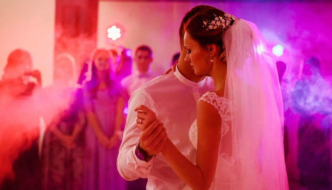 Mise en lumière des moments forts de votre Mariage avec Charles Ams reconnu comme le meilleur animateur Dj 27 à Evreux 27000 Eure Charles Ams est le Meilleur Dj mariage 27 à 27000 Evreux du département Eure et à louviers Vernon Bernay Gisors Mesnils-sur-Iton Les Andelys