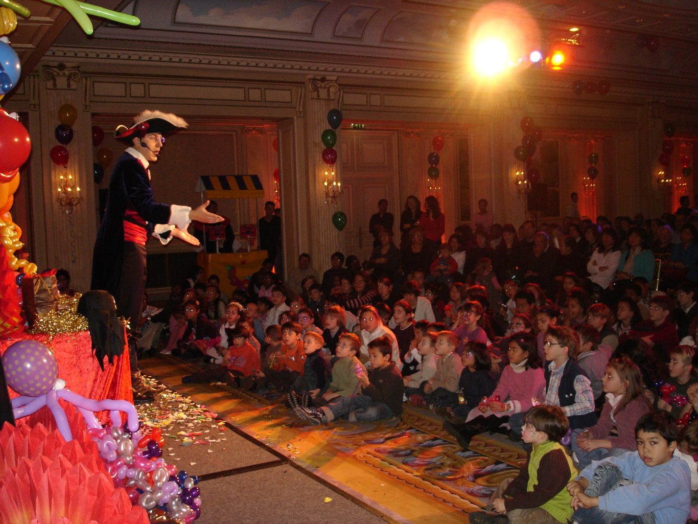 Spectacle pour 300 Enfants Spectacle de magie pour enfants à Meaux 77100 en Seine et Marne du Magicien 77 . Charles Ams est en costume de pirate avec son théâtre