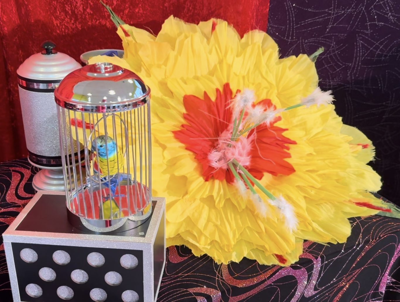 Fleur géante et oiseau mécanique du spectacle jeune public idéal pour centre de loisirs ALSH à 91150 Étampes en Essonne Fleur du Magicien 91 Spectacle Magie Enfant 91150 Étampes Arpajon Dourdan Évry-Courcouronnes La Ferté-Alais Palaiseau et Massy en Essonne