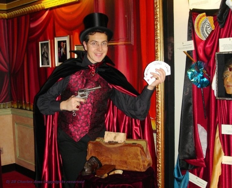 Charles à l'âge de 20 ans au Musée Grévin élu meilleur animateur Dj 27 pour Mariage en Eure à 27000 Evreux Vernon Gisors Bernay Le mieux noté dj mariage 27 dans département Eure à 27000 Evreux louviers Bernay Val-de-Reuil Vernon Gisors Gaillon Les Andelys