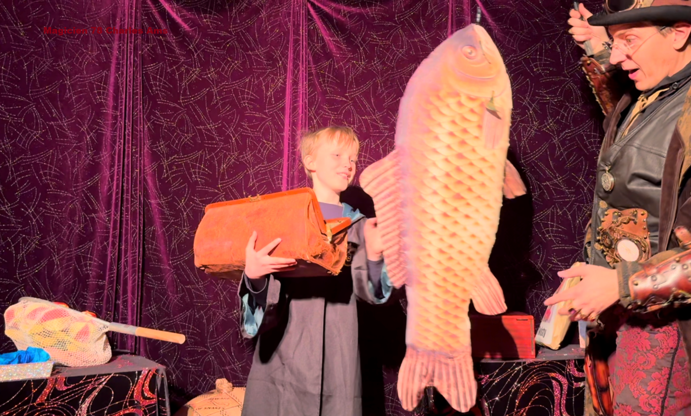 Poisson géant sortant du Sac Magique du Magicien 78 dans un centre de loisirs de Rambo Magicien 78 Centre Loisirs Spectacle Magie Enfant école à Rambouillet 78120 Milon-la-Chapelle Le Pecq Maisons Laffitte Jouy-en-Josas
