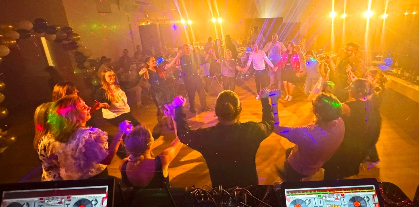 Programmation musicale personnalisée pour votre soirée dansante de Mariage avec le magicien 27 Dj à Louviers 27400 Eure Programmation musicale personnalisée pour votre soirée dansante de Mariage avec le magicien 27 Dj à Louviers 27400 Eure