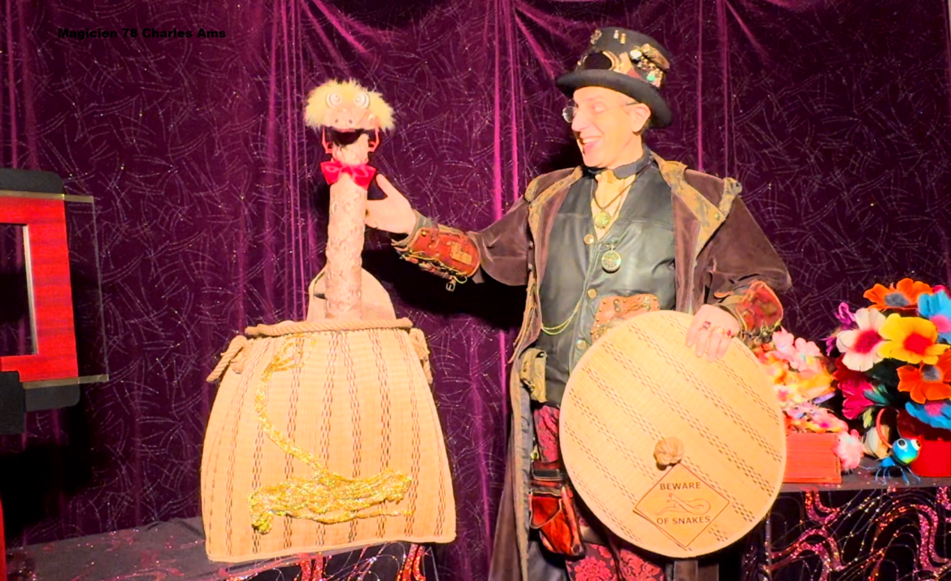 Charles Ams et Twisty le gentil serpent intelligent. Meilleur spectacle pour enfant à 78800 Houilles. Meilleur Magicien 78 dans Les Yvelines Magicien 78 pour spectacle enfant en école, centre de loisirs à 78800 Houilles dans Les Yvelines. Tours de Magie excellent !