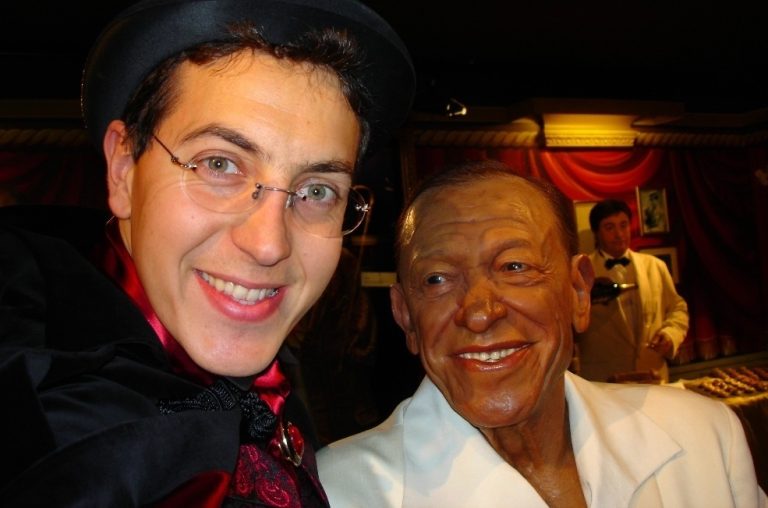 Henri Salvador avec Charles Ams : Mentalisme et Magie close-up pour soirée et réception CE d'entreprise à 28200 Châteaudun : Magicien 28 Le Magicien soirée entreprise 28 avec sa belle magie close-up pour cocktail et réception CE et collectivité à 28200 Châteaudun